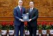 外交部部长助理兼礼宾司司长洪磊接受美国新任驻华大使递交国书副本