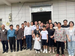 跪地相拥泣不成声！湖南妈妈刷到被拐30多年儿子视频遗憾错过相认，一年后儿子回家了